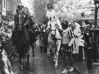 405760 Afbeelding van Sinterklaas te paard op de Bemuurde Weerd O.Z. te Utrecht.